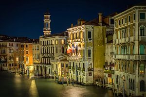 Nacht über dem Kanal in Venedig