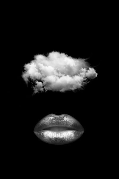 Digitale Schwarz-Weiß-Collage mit dem sinnlichen Mund und der Wolke auf schwarzem Hintergrund. von Dreamy Faces