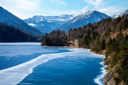 Het gedeeltelijk bevroren Sylvenstein stuwmeer in de lente