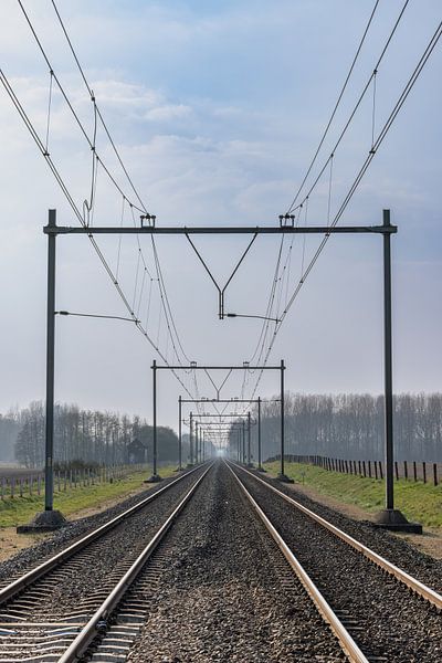 Unendliche Eisenbahn in rustikaler Landschaft von Triki Photography