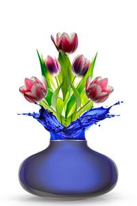 Roze tulpen met een water splash uit de vaas