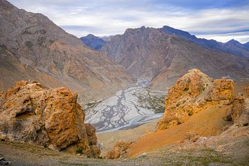 De Spiti rivier meandert door de vallei in de Himalaya in Himachal Pradesh, India van Jan Fritz
