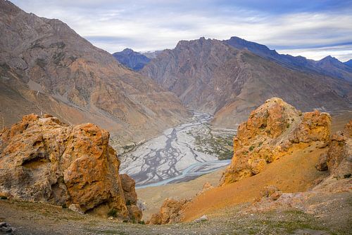 De Spiti rivier meandert door de vallei in de Himalaya in Himachal Pradesh, India