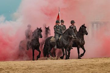 Paarden door de rook op het strand van Erik van 't Hof