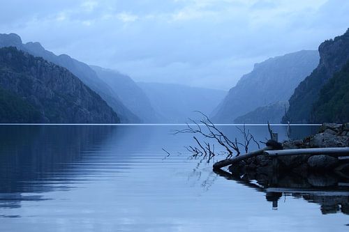Norwegischer See umgeben von Bergen