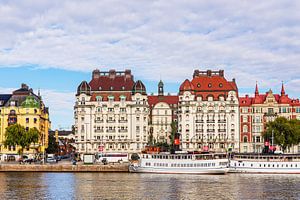 Fahrgastschiffe und historische Gebäude in Stockholm, Schweden