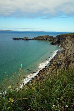 Landschap in Noord-Ierland voor de kust van County Antrim tussen Ballycastle en Ballintoy.