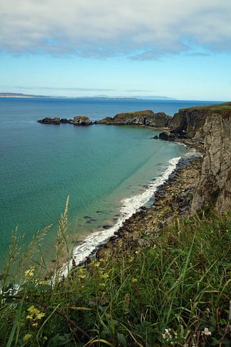 Landschap in Noord-Ierland voor de kust van County Antrim tussen Ballycastle en Ballintoy.