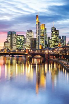 Frankfurt am Main bij zonsondergang van Heiko Meier