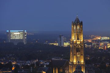 Zicht op de Domtoren vanaf het stadskantoor in Utrecht van Donker Utrecht