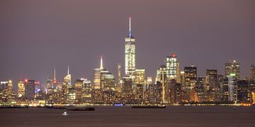 Ligne d'horizon de Manhattan à New York le soir, vue de Staten Island, panorama sur Merijn van der Vliet