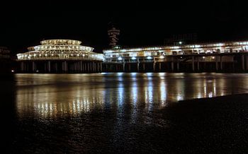 Scheveningen, de Pier in gouden gloed. 