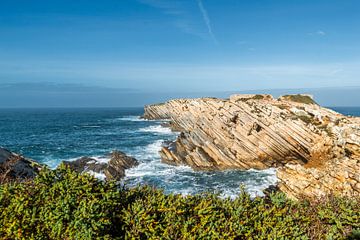 Die felsige Küste von Peniche in Portugal (0197) von Reezyard