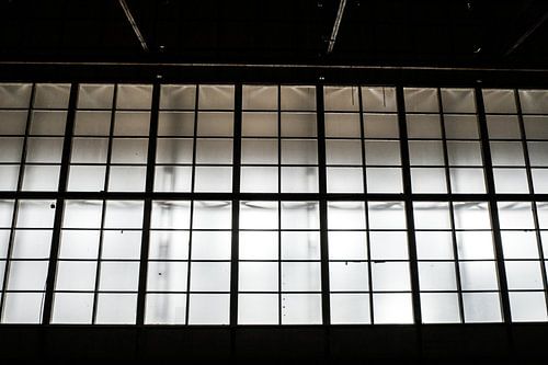 Lichtcontrast in Industrieel Raamwerk