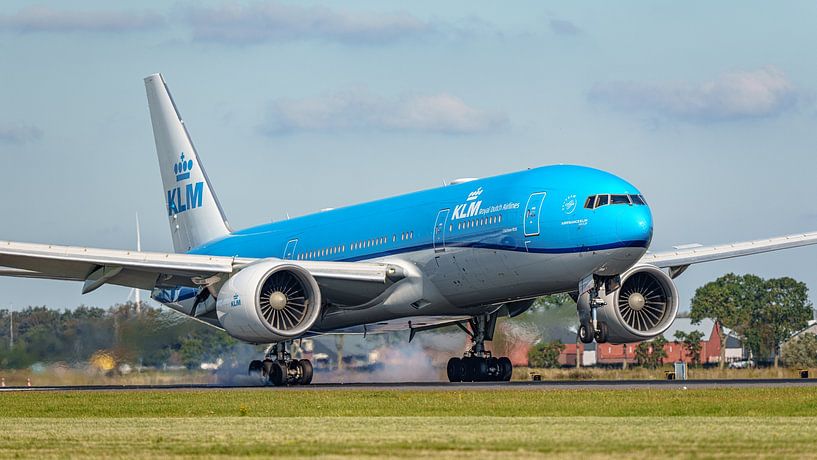 Landing KLM Boeing 777-200. by Jaap van den Berg