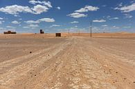 Eine ungepflasterte Straße führt durch die Wüstenlandschaft der Nord-Sahara, Afrika. von Tjeerd Kruse Miniaturansicht
