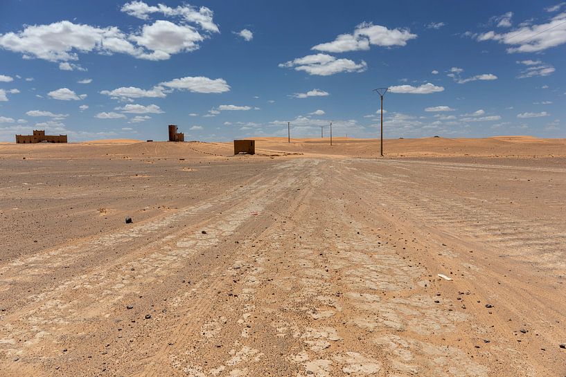 Eine ungepflasterte Straße führt durch die Wüstenlandschaft der Nord-Sahara, Afrika. von Tjeerd Kruse