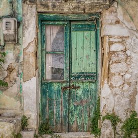 Vieille porte bleue-verte délabrée en Grèce sur Art By Dominic