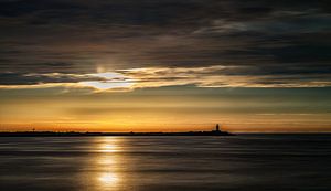 Sunset bij de pier van Menno Schaefer