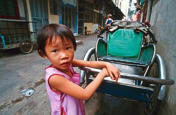 Kleines Mädchen am parkenden Cyclo in Ho-Chi-Minh-Stadt