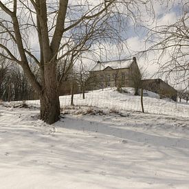 Hoeve Zonneberg op Sint-Pieter (gem. Maastricht) in de sneeuw. van Ton Reijnaerdts
