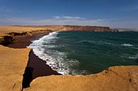 Strand mit dunkelbraunem Sand in Paracas, Nationalpark in Ica, Peru - Südamerika von WorldWidePhotoWeb Miniaturansicht