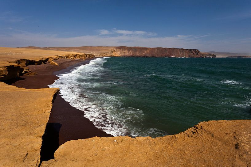 Strand mit dunkelbraunem Sand in Paracas, Nationalpark in Ica, Peru - Südamerika von WorldWidePhotoWeb