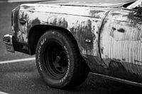 Roestige Cadillac zwart wit