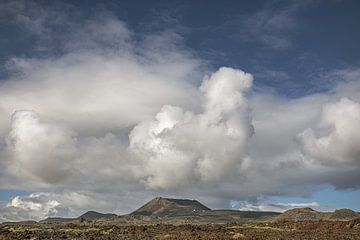 Wolkenlucht boven het landschap van Noord-Lanzarote, Canarische Eilanden. van Harrie Muis