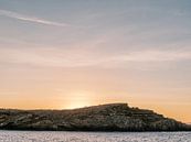 Wandeling over de rotsen tijdens de zonsondergang op Ibiza van Youri Claessens thumbnail