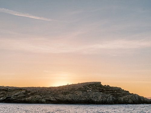 Wandeling over de rotsen tijdens de zonsondergang op Ibiza