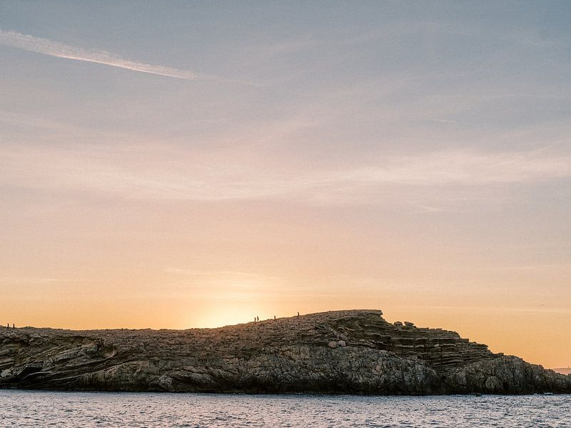 Wandeling over de rotsen tijdens de zonsondergang op Ibiza van Youri Claessens