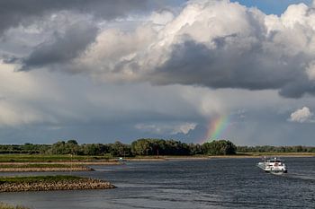 Regenboog boven Rivier De Waal nabij Fort Pannerden