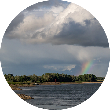 Regenboog boven Rivier De Waal nabij Fort Pannerden van Paul Veen