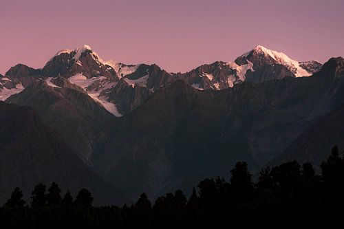 Aoraki/Mount Cook en Mount Tasman, vanaf Lake Matheson bij Fox Glacier, Nieuw-Zeeland van Paul van Putten