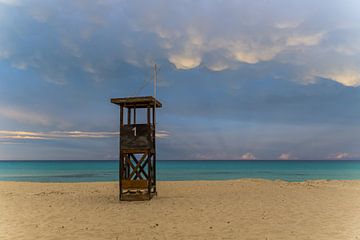 Mallorca, Sonnenuntergang über Rettungsschwimmerhaus am Strand Panorama von adventure-photos