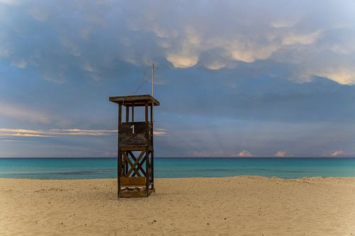 Mallorca, zonsondergang over strandwachtershuis bij strandpanorama