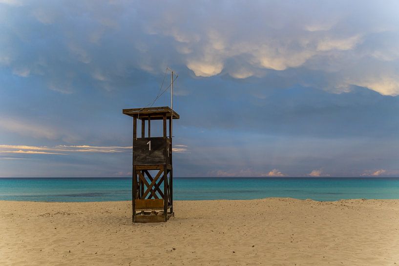 Mallorca, zonsondergang over strandwachtershuis bij strandpanorama van adventure-photos