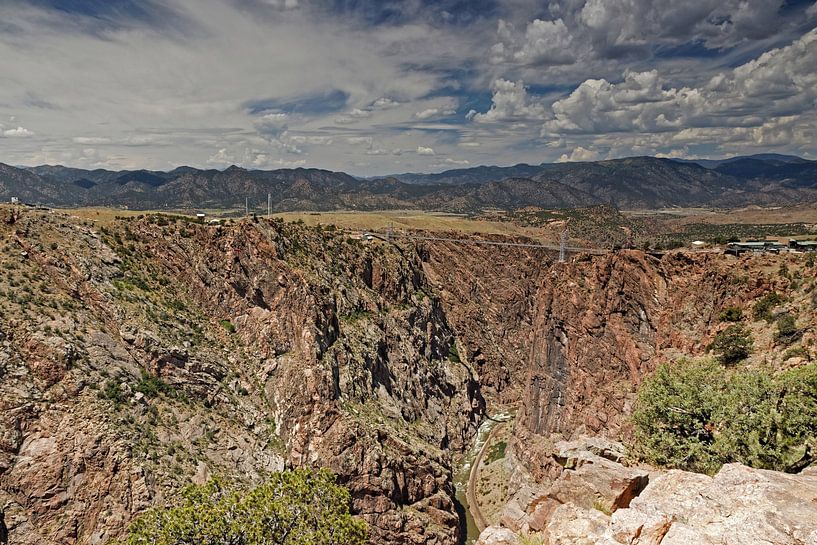 Uitzicht op de Royal Gorge Bridge en de Rocky Mountains in Colorado van Alexander Ließ