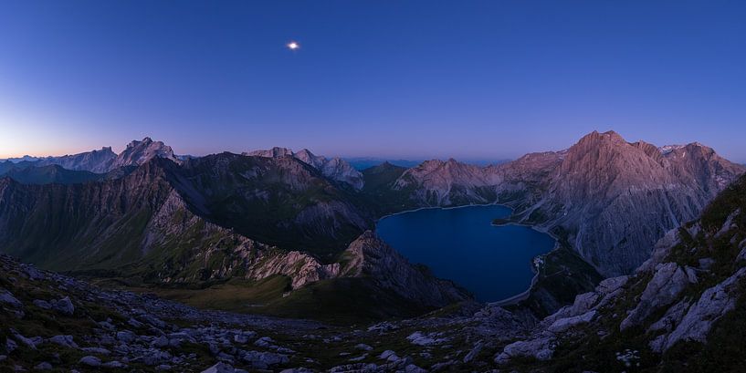 Blauw uur boven de Lünersee van Denis Feiner