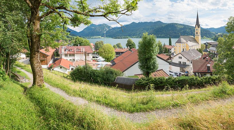 Uitzicht op het kuuroord Schliersee vanaf de wijngaard van SusaZoom
