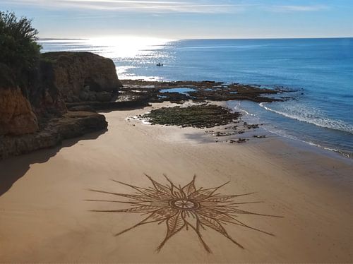 Mandala op een strand bij de zee