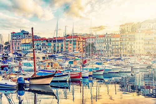 De stad Cannes in de avond
