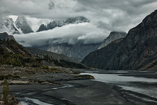 Storm boven de Passu-kegels – Dramatisch berglandschap