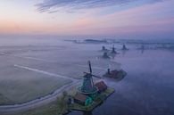 Niederländische Windmühlen im Nebel auf der Zaanse Schans von Rene Ouwerkerk Miniaturansicht