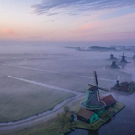 Niederländische Windmühlen im Nebel auf der Zaanse Schans von Rene Ouwerkerk