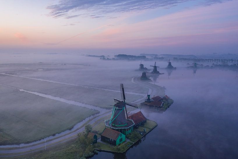 Niederländische Windmühlen im Nebel auf der Zaanse Schans von Rene Ouwerkerk