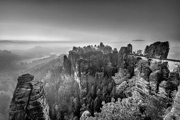 Zonsopgang bij de Bastei in Saksisch Zwitserland. Zwart-wit foto. van Manfred Voss, Schwarz-weiss Fotografie