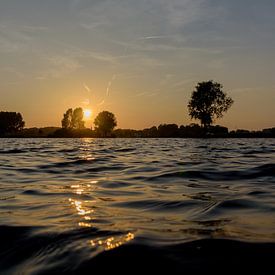 Sonnenuntergang über einem ruhigen See von Arjen Tjallema