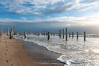 Strand mit Flut und Wolkendeck in Petten